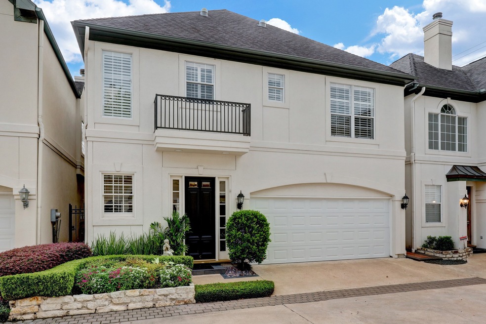 Welcome to 2124 C Nantucket Dr.  
Gated enclave of 8 patio homes in Villas on Nantucket.