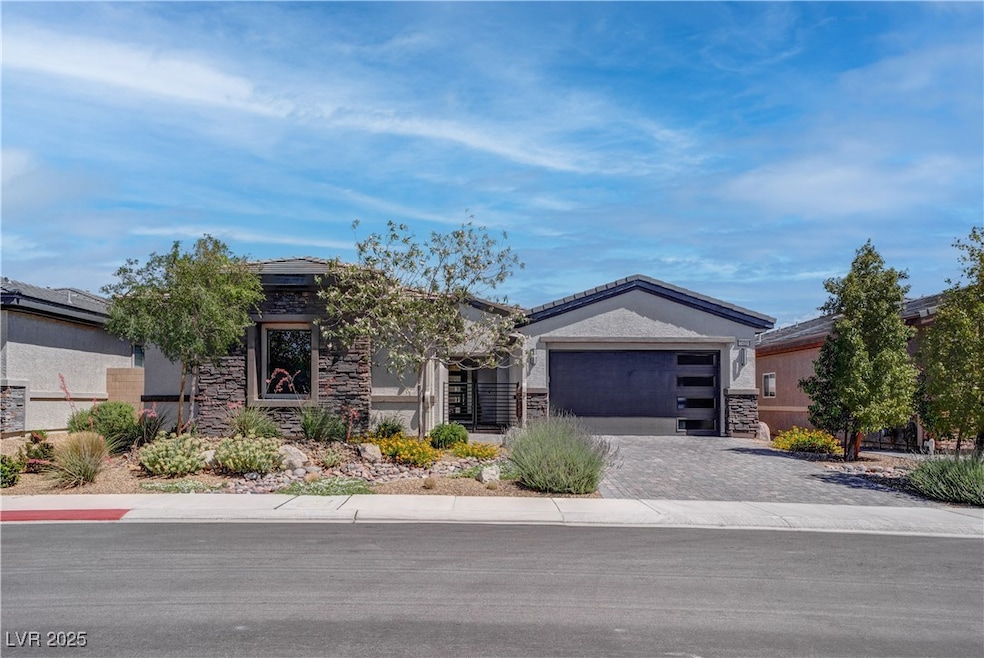 Ranch-style home  with decorative driveway, an att