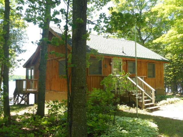 150' on S. Manistique lake with log cabi