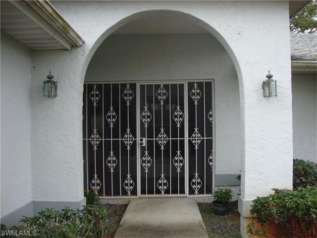 Entry to the enclosed front lanai...