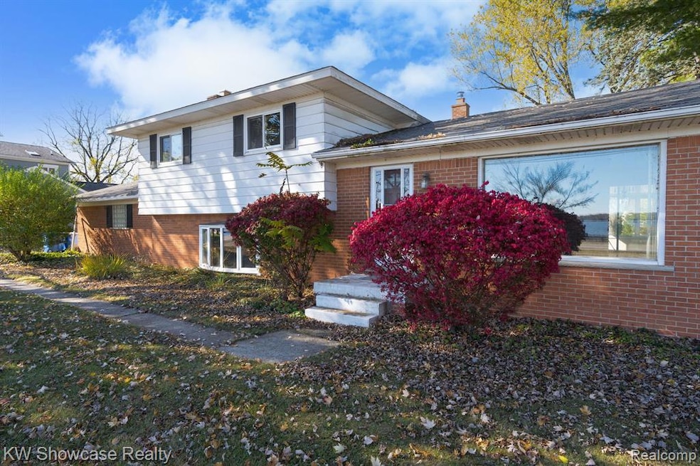 5274 Cooley Lake Rd, Waterford, MI 48327 - photo 1