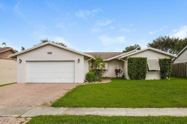 9732 Saddlebrook Dr, Boca Raton, FL 33496 - photo 1