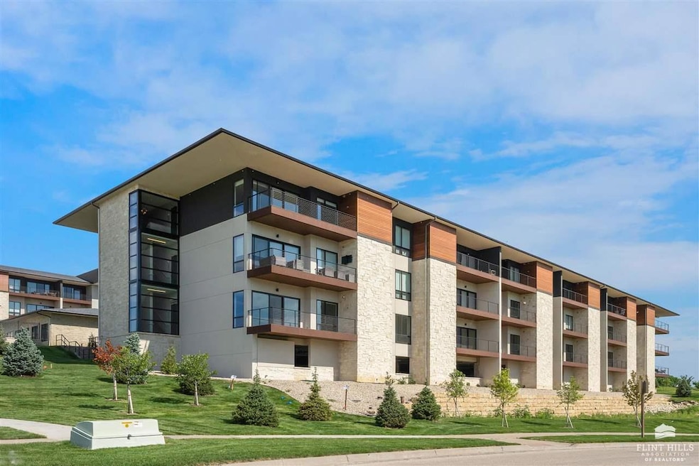 3010 Fieldhouse Cir unit 202, Manhattan, KS 66503 - photo 1