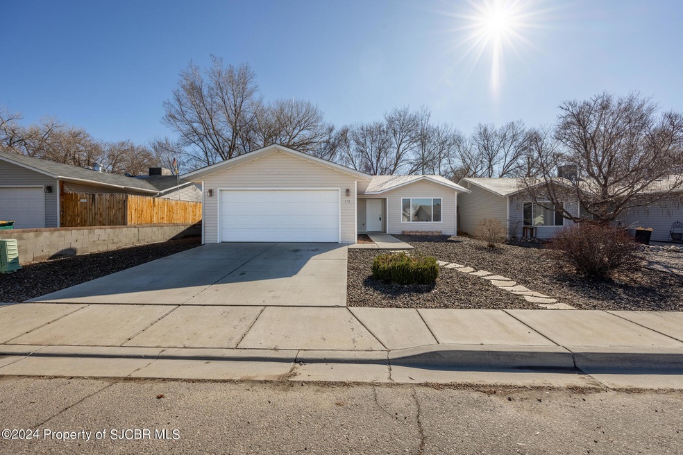 356 Valle Vista Dr, Farmington, NM 87401 - photo 1