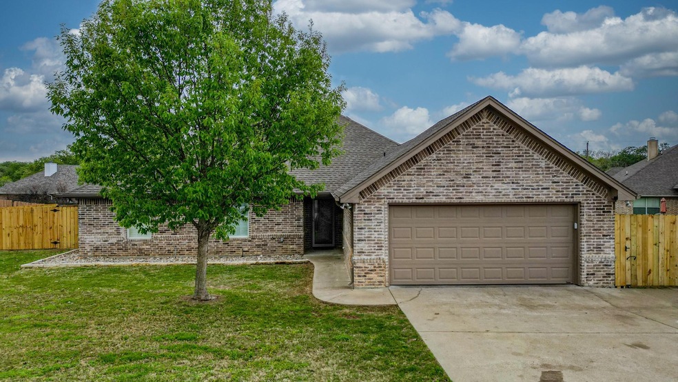 309 Casas Del Norte St, Granbury, TX 76049 - photo 1