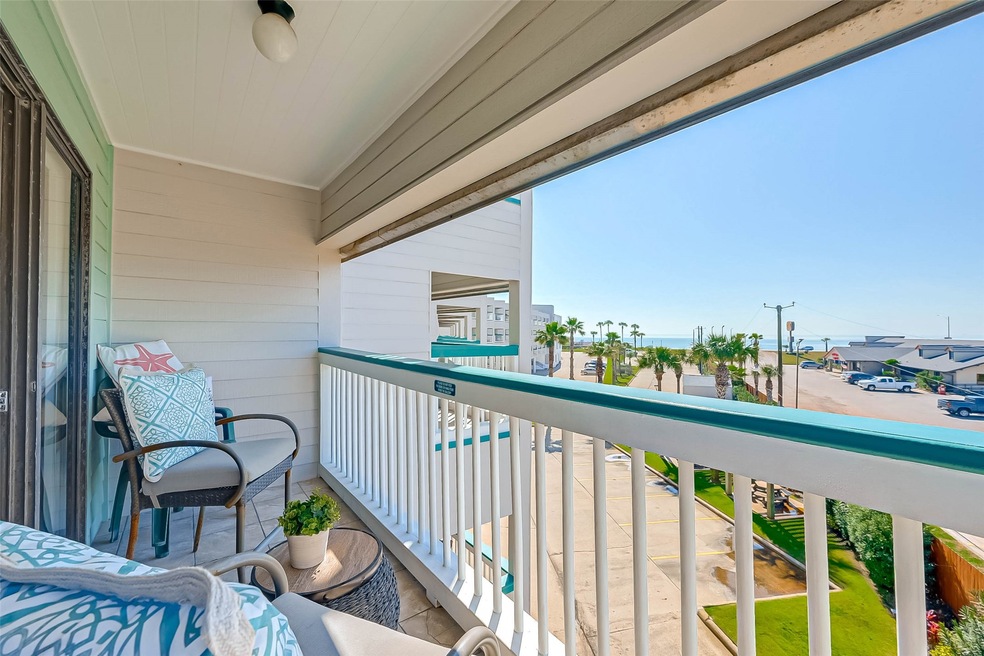 The balcony with a PICTURESQUE view of the beach.