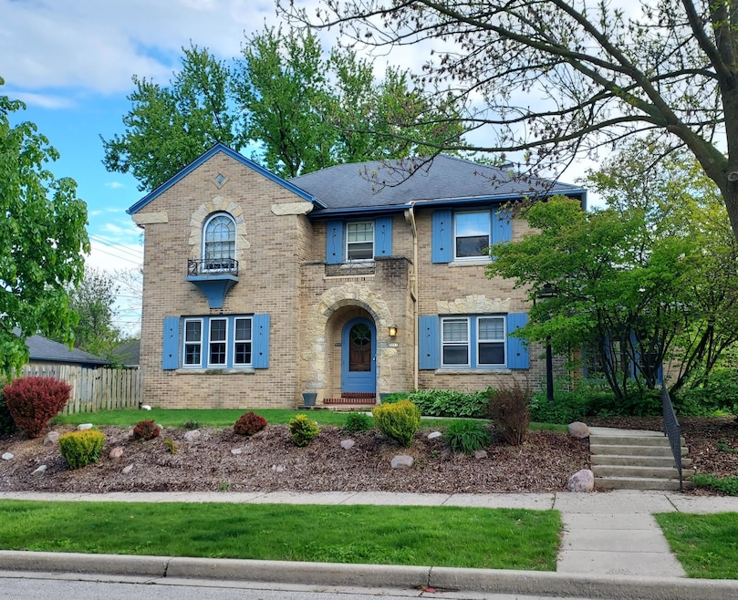 2201 E Jarvis St, Milwaukee, WI 53211 - photo 1