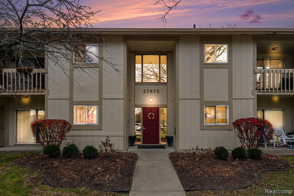 27875 Berrywood Ln unit 81, Farmington Hills, MI 48334 - photo 1