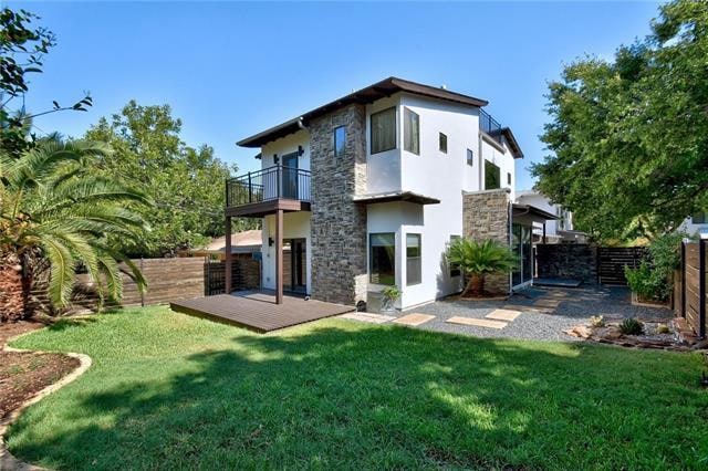 Well Landscaped Yard - Privacy Fence