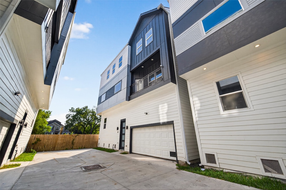 1122 W 16th St unit D, Houston, TX 77008 - photo 1