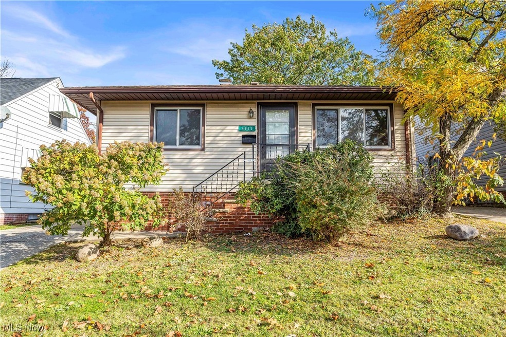 View of front facade with a front lawn