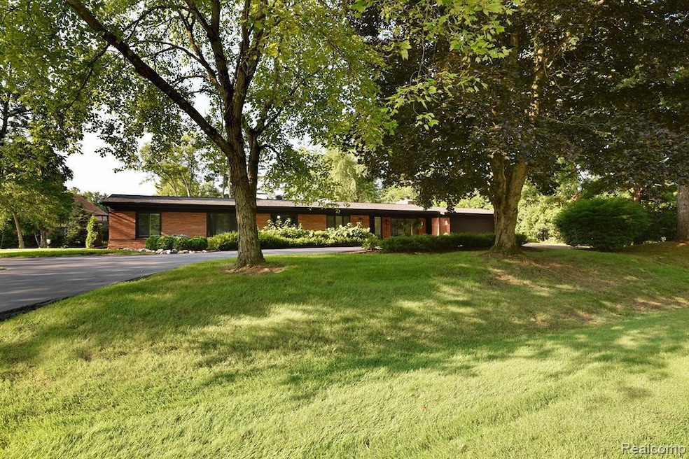 4635 Pickering Rd, Bloomfield Hills, MI 48301 - photo 1