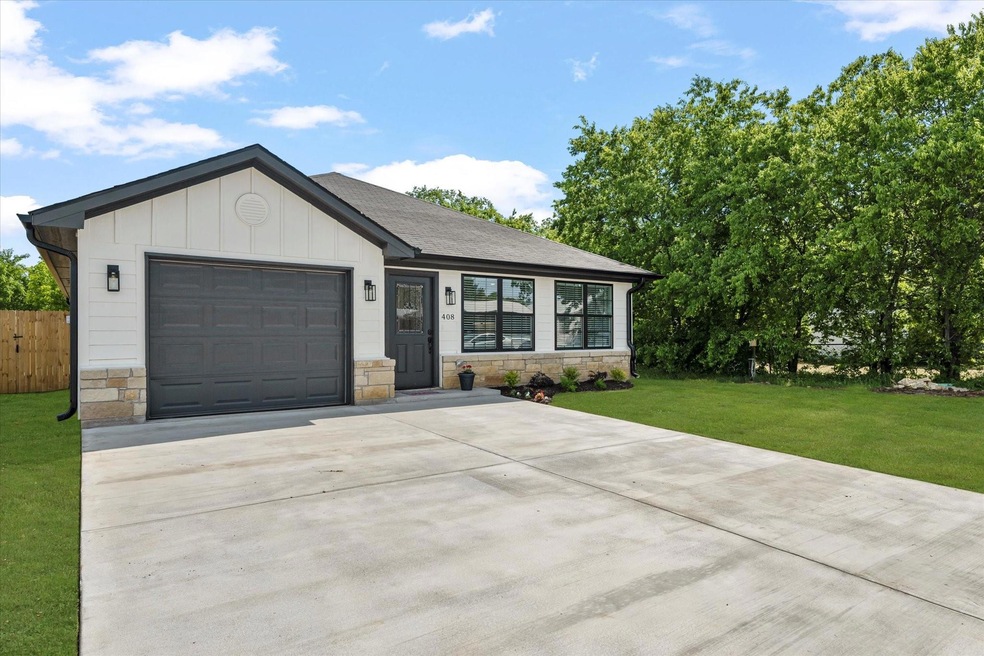 408 Cherry St, Whitesboro, TX 76273 - photo 1