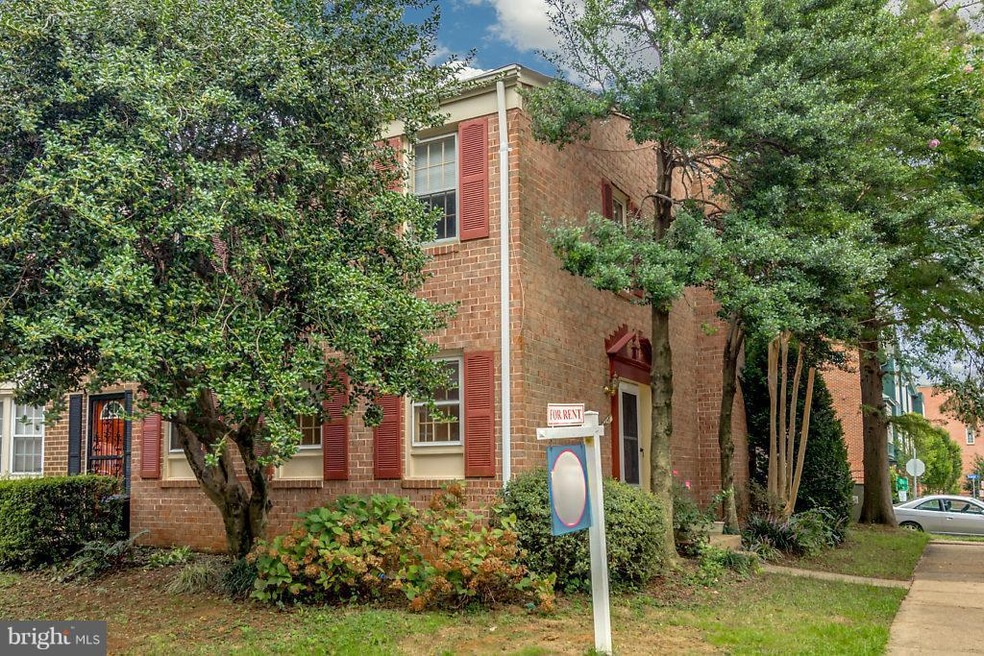 9627 Nonquitt Dr, Fairfax, VA 22031 - photo 1