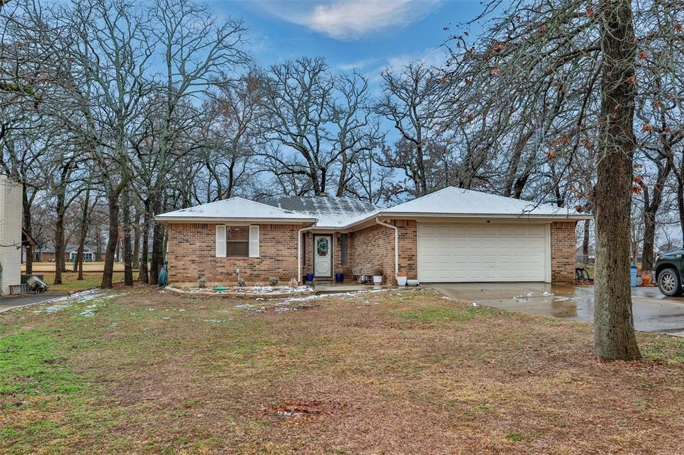 1020 Kiowa Dr W, Gainesville, TX 76240 - photo 1