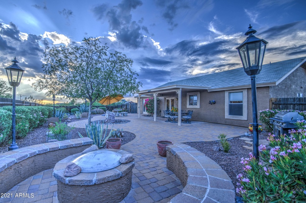 Patio, Gas torches & Fire pit