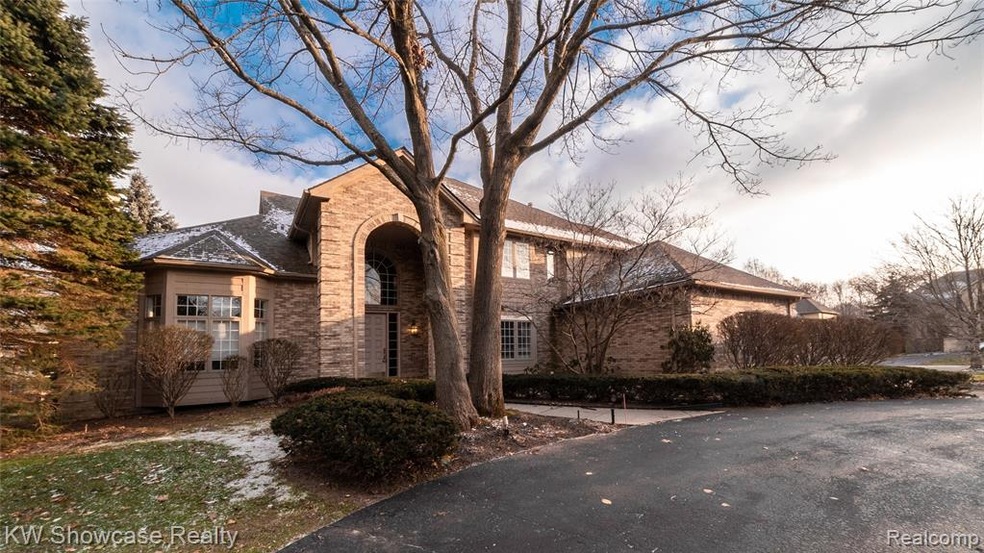 6220 Wildwood Ln, West Bloomfield, MI 48324 - photo 1