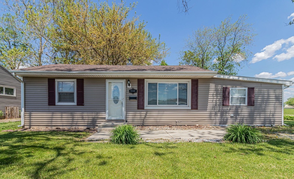 916 E Daggy St, Tuscola, IL 61953 - photo 1