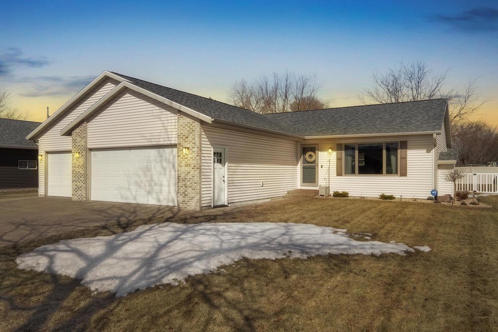909 Eastwood St, Holmen, WI 54636 - photo 1