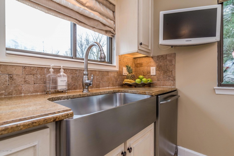 202 Rowayton Woods Dr, Norwalk, CT 06854 - photo 1