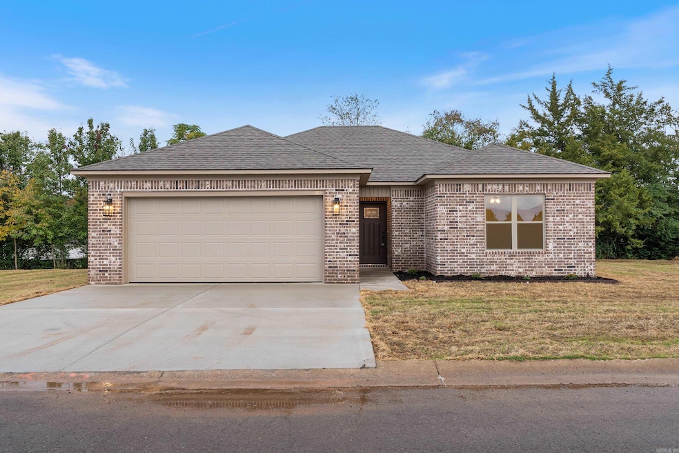 305 Parkway Ave, Morrilton, AR 72110 - photo 1