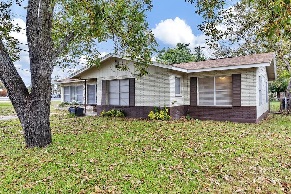 332 W Burbank St, Fredericksburg, TX 78624 - photo 1