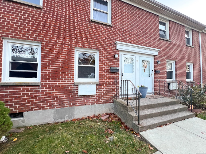 32 Karen Ct unit b, Bridgeport, CT 06606 - photo 1