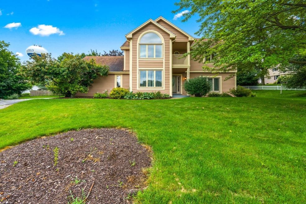 1250 Poplar Ridge Ct, Brookfield, WI 53045 - photo 1