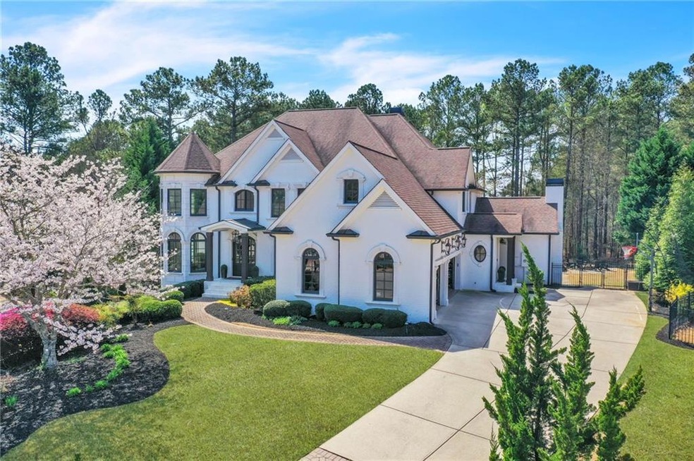 View of front of property featuring a front lawn