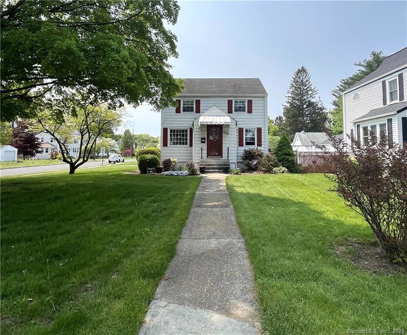 667 Quaker Ln S, West Hartford, CT 06110 - photo 1