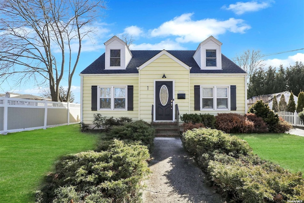 1 Ridgewood Ct, Bayport, NY 11705 For Sale