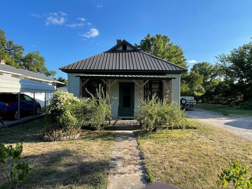 3128 Corning Ave, Parsons, KS 67357 - photo 1