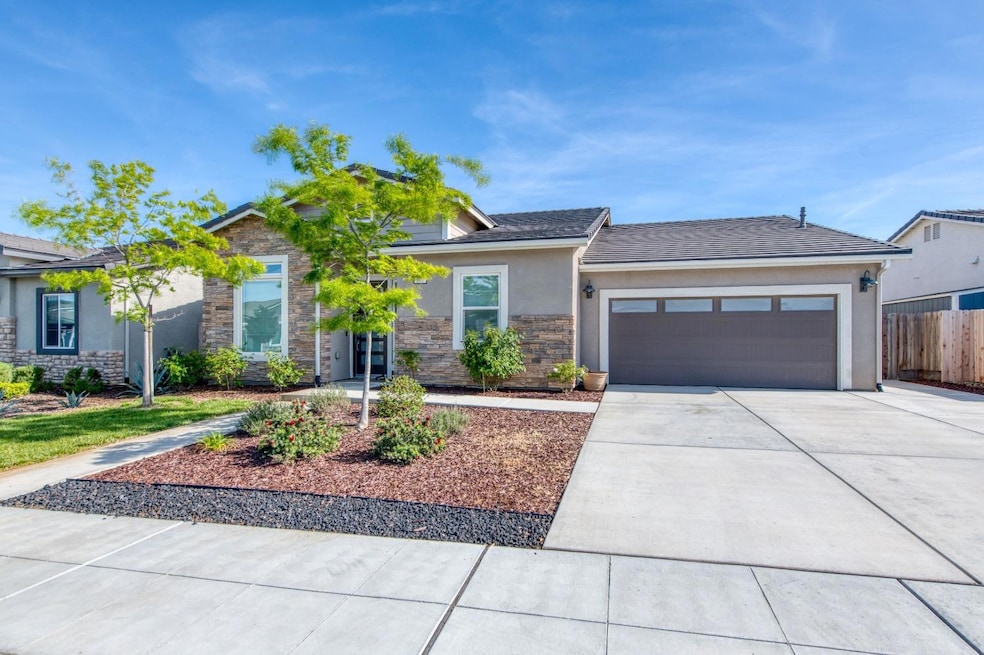 860 Spring St W, Madera, CA 93636 - photo 1