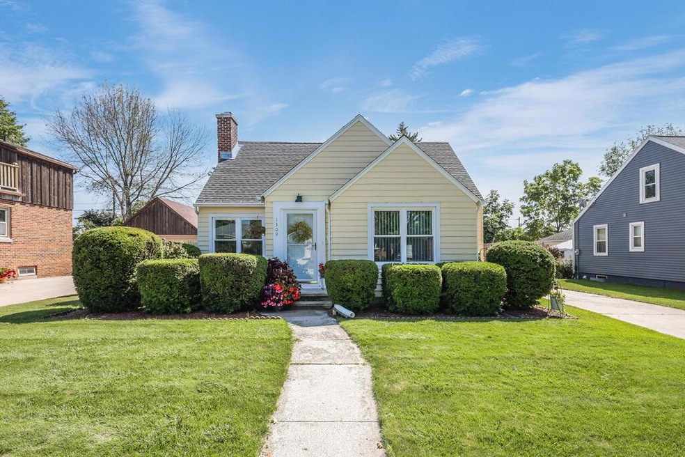 1309 N 9th St, Manitowoc, WI 54220 - photo 1