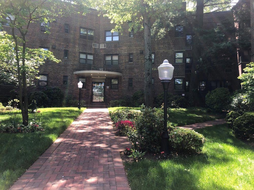 50 Brompton Rd unit 1T, Great Neck, NY 11021 - photo 1