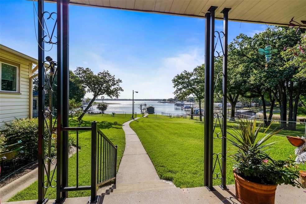 11868 Younger Ct, Azle, TX 76020 - photo 1