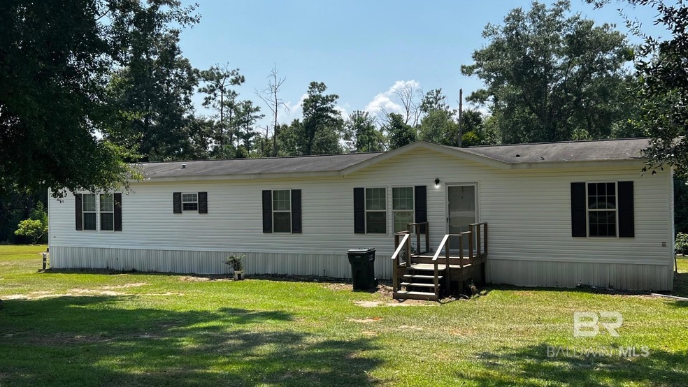 Front of house featuring a lawn