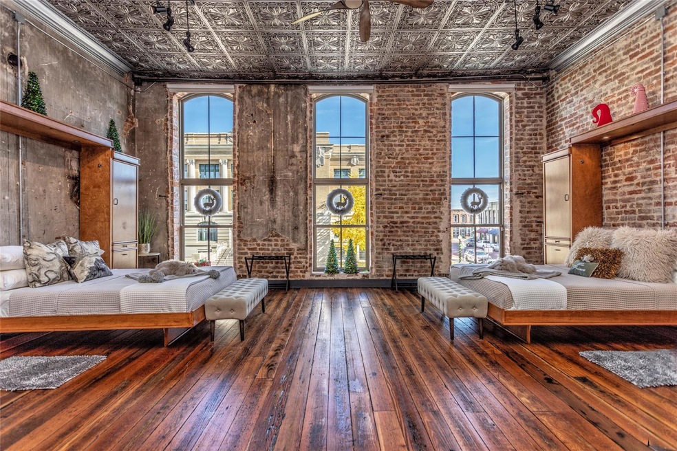 113 S Commerce St, Gainesville, TX 76240 - photo 1