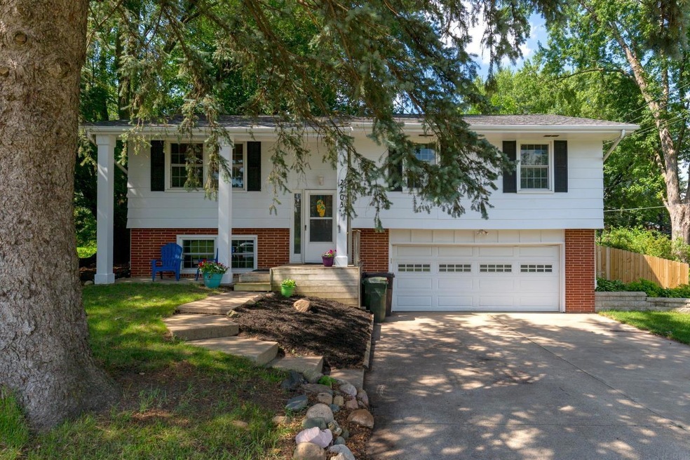 2203 W 4th St, Cedar Falls, IA 50613 - photo 1