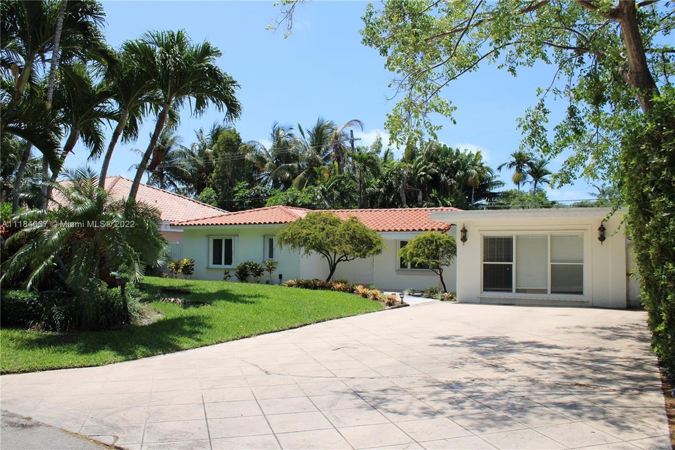 200 W Mashta Dr, Key Biscayne, FL 33149 - photo 1