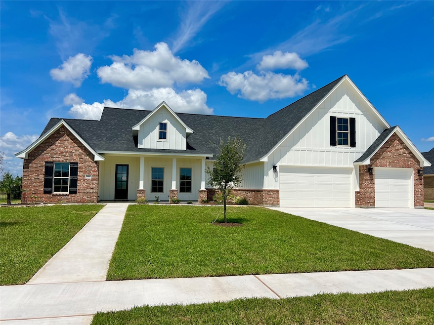 886 Oak Ridge Dr, Angleton, TX 77515 - photo 1