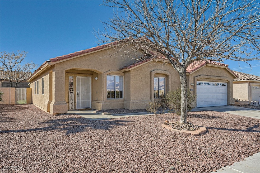 Single Story Home with oversized 2 car with 693sf
