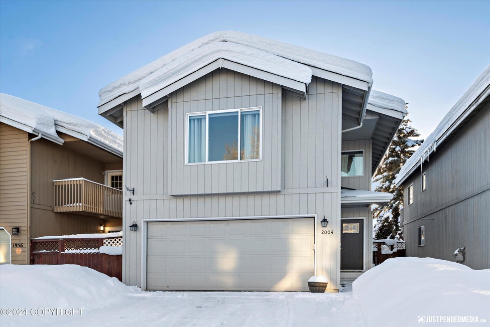 Welcome home to 2004 Terrebonne!