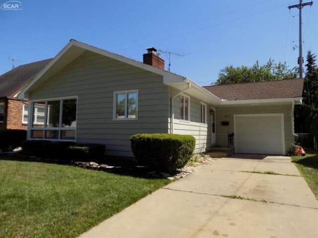 2318 Pierce St, Flint, MI 48503 - photo 1