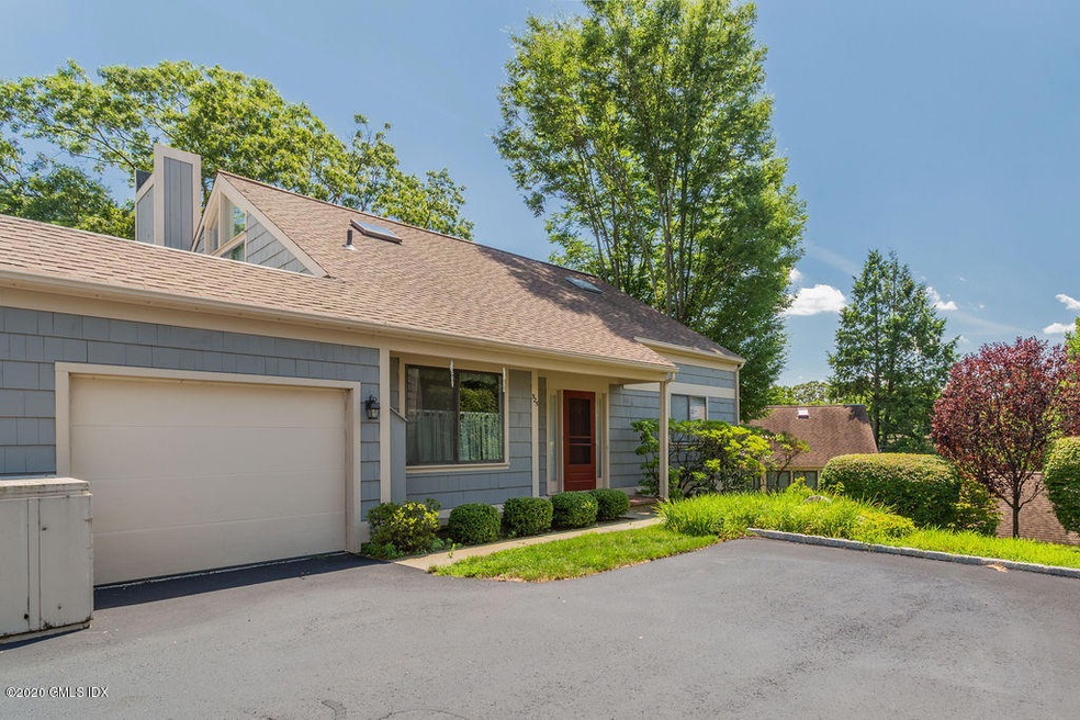 525 W Lyon Farm Dr unit 525, Greenwich, CT 06831 - photo 1