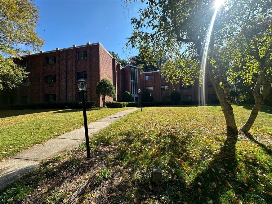 49 Windsor Dr unit 108, Holliston, MA 01746 - photo 1