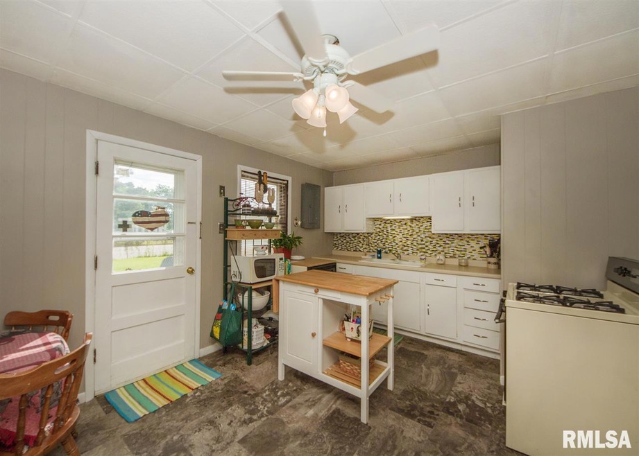 6907 N Hancock Ave, Davenport, IA 52806 - photo 1