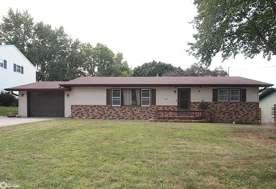 407 Linden Ave, Shenandoah, IA 51601 - photo 1