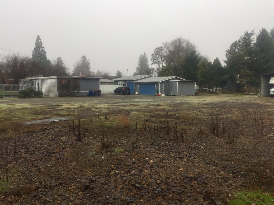 811 Lawnsdale Rd, Medford, OR 97504 - photo 1