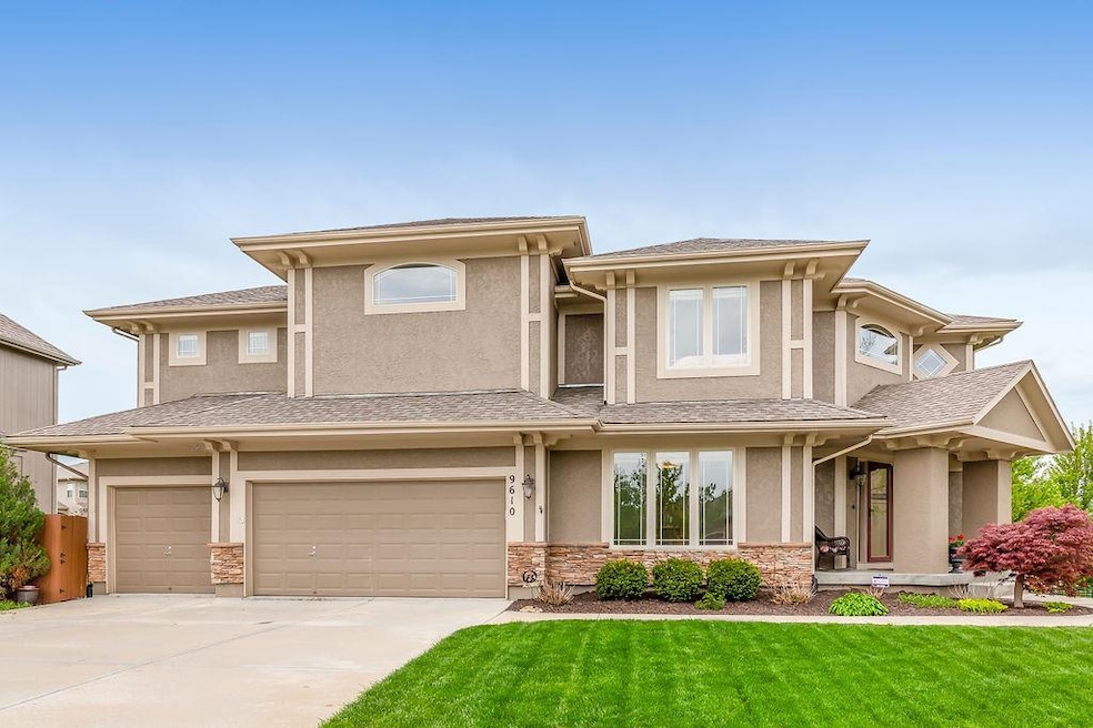 2 Story, 4 bedroom 3.1 bath home with 3 car garage